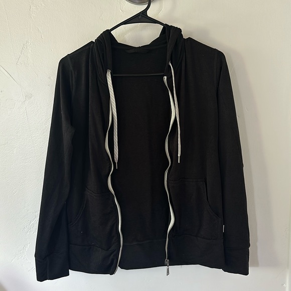 Vuori Jackets & Blazers - Vuori lightweight zip up!